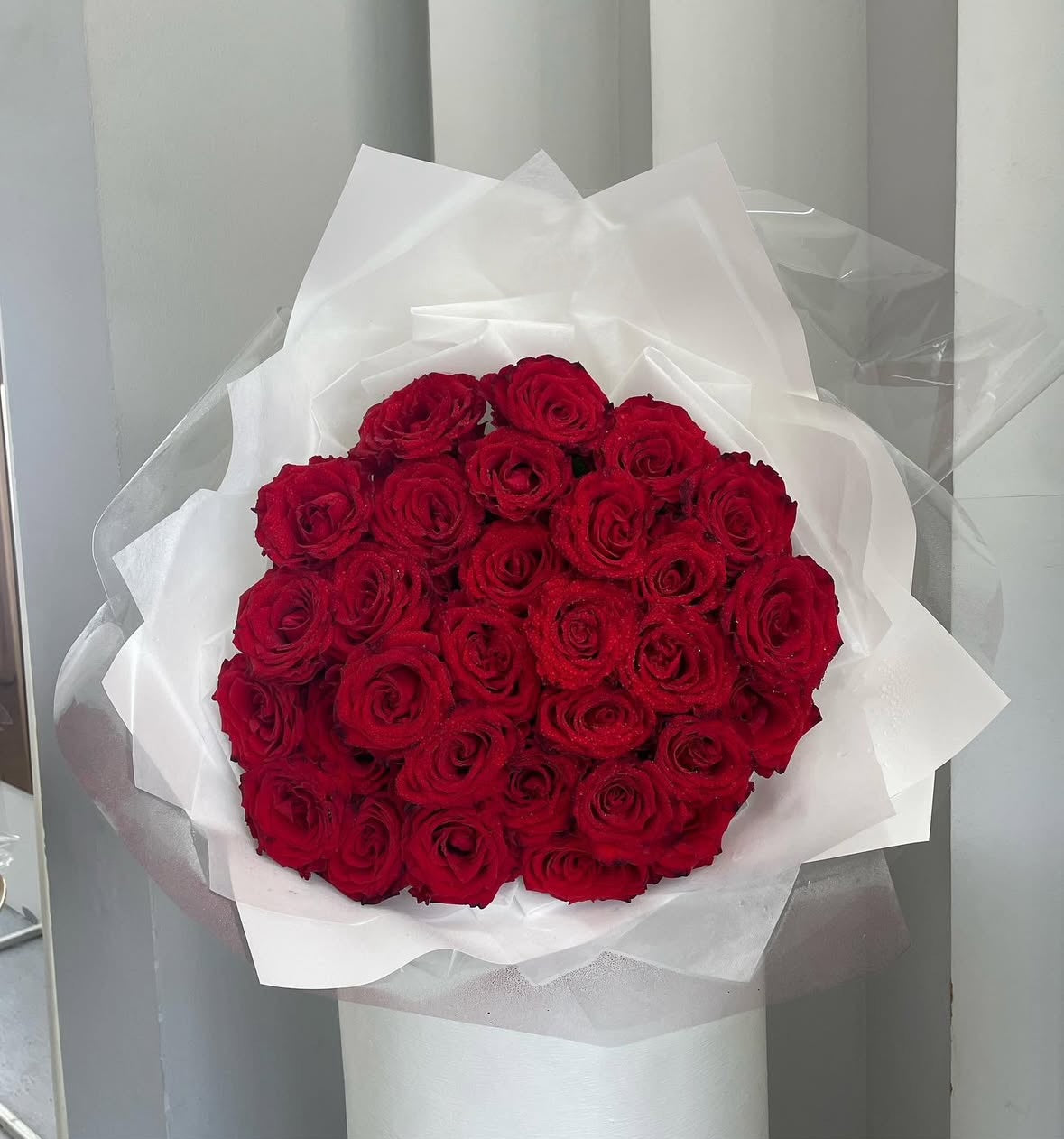 The Ivory (25 Roses)